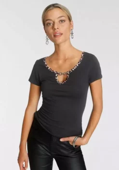 Melrose Kurzarmshirt mit Zierschnalle