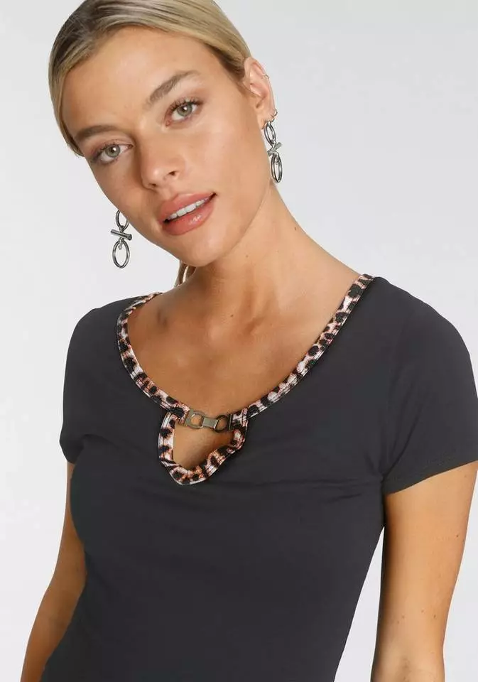 Melrose Kurzarmshirt mit Zierschnalle 6 Melrose Kurzarmshirt mit Zierschnalle – Bild 4