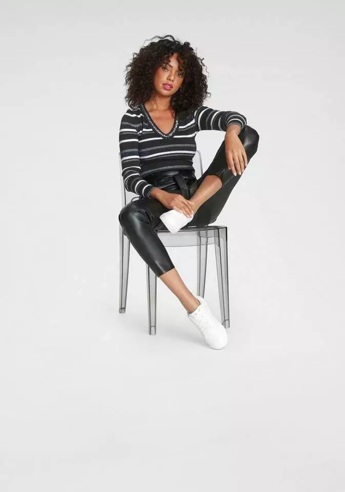 Melrose V-Ausschnitt-Pullover mit weichem Glitzergarn und Pailletten-Details Schwarz-grau-gestreift, Schwarz-royalblau-gestreift 8 Melrose V-Ausschnitt-Pullover mit weichem Glitzergarn und Pailletten-Details Schwarz-grau-gestreift, Schwarz-royalblau-gestreift – Bild 6