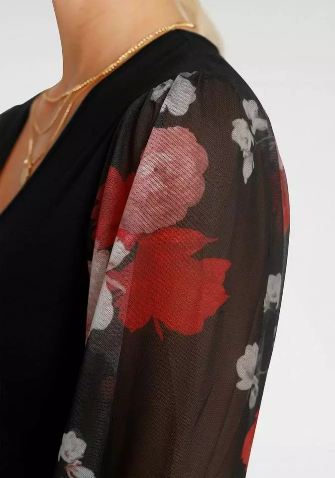 Melrose V-Shirt mit trransparenten, bedruckten Ärmeln Schwarz-weiß-gemustert, Schwarz-geblümt 6 Melrose V-Shirt mit trransparenten, bedruckten Ärmeln Schwarz-weiß-gemustert, Schwarz-geblümt – Bild 4